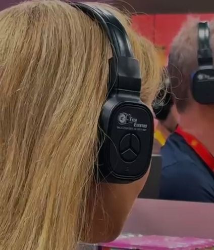 Participante utilizando fone FM