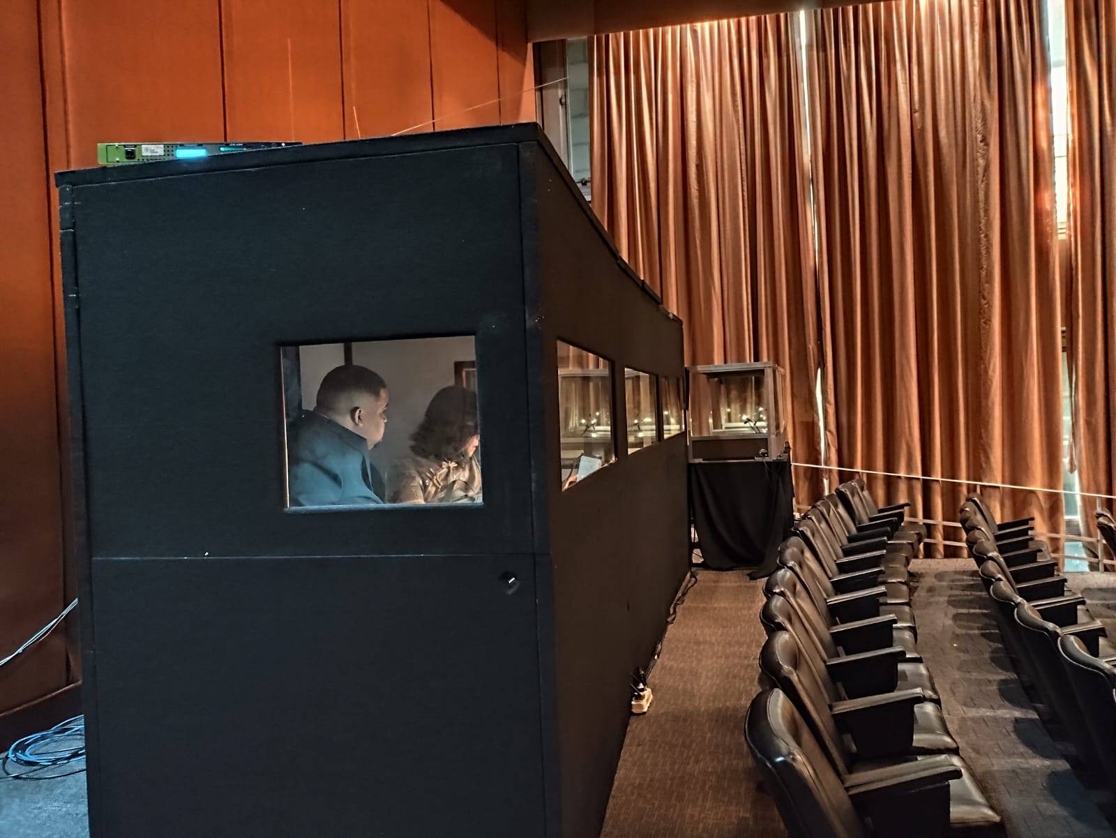 Cabine de tradução com intérprete