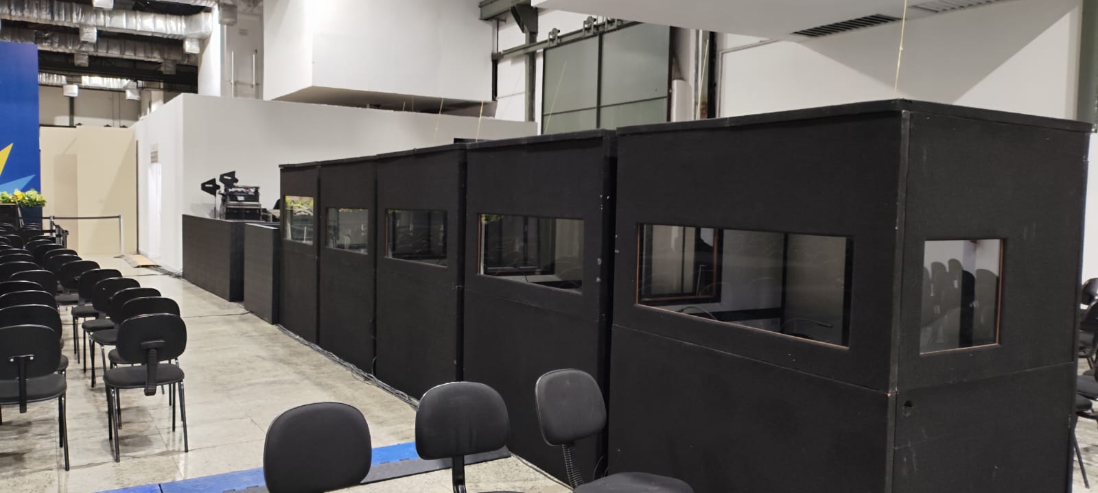 Cabine de tradução em conferência